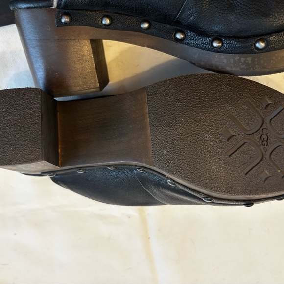 UGG Kassi 1013042 Women's Black Leather Sheepskin Shearling Lined Clogs Sz 7 - Picture 2 of 5
